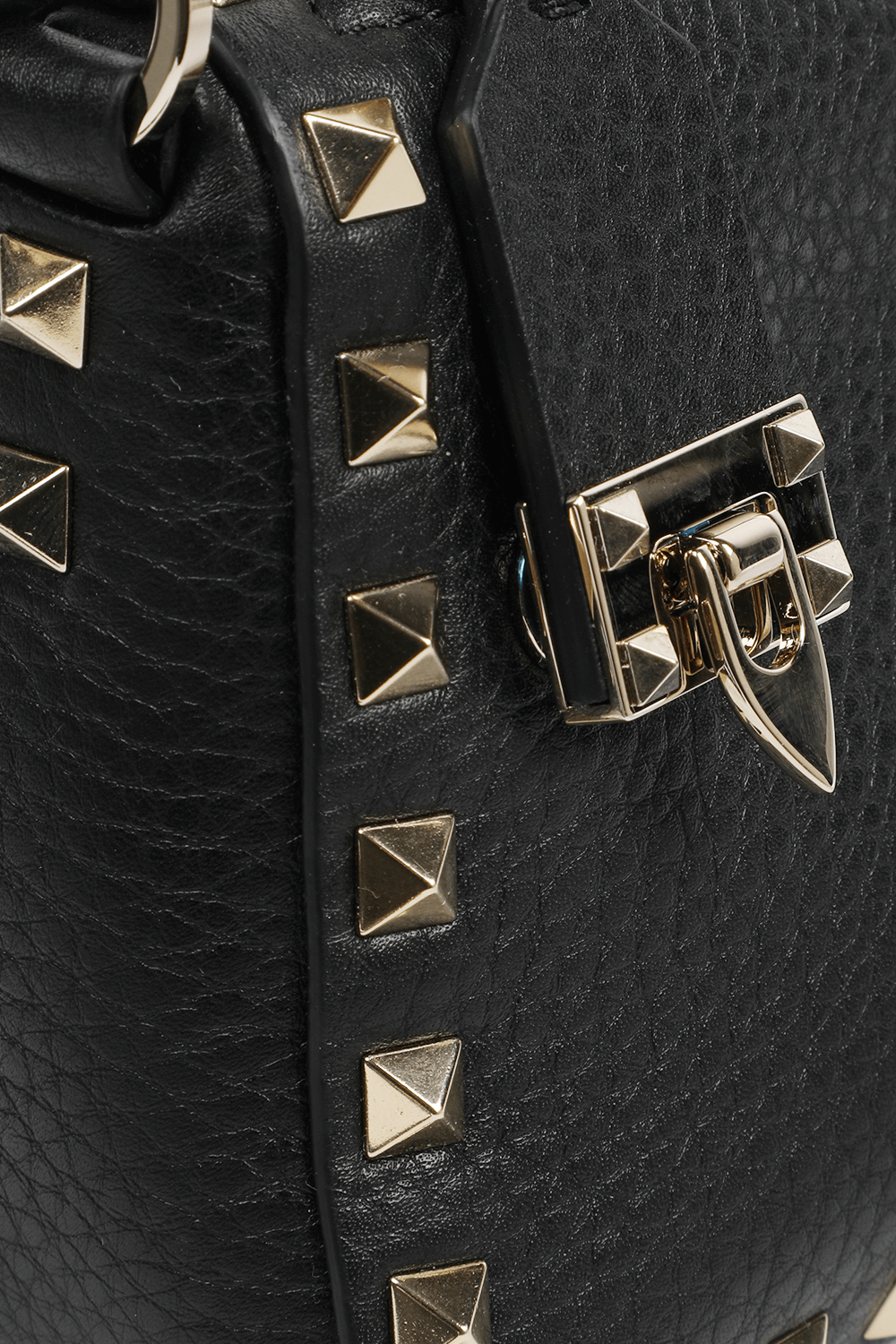 תמונת תקריב של תיק כתף קטן בצבע שחור