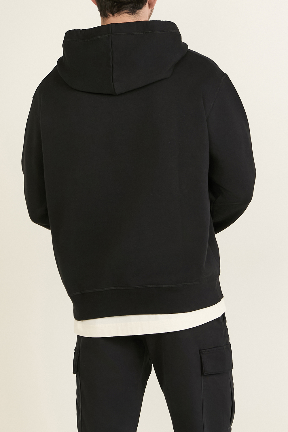 תמונת דוגמן אחורית של סווטשירט קפוצ'ון