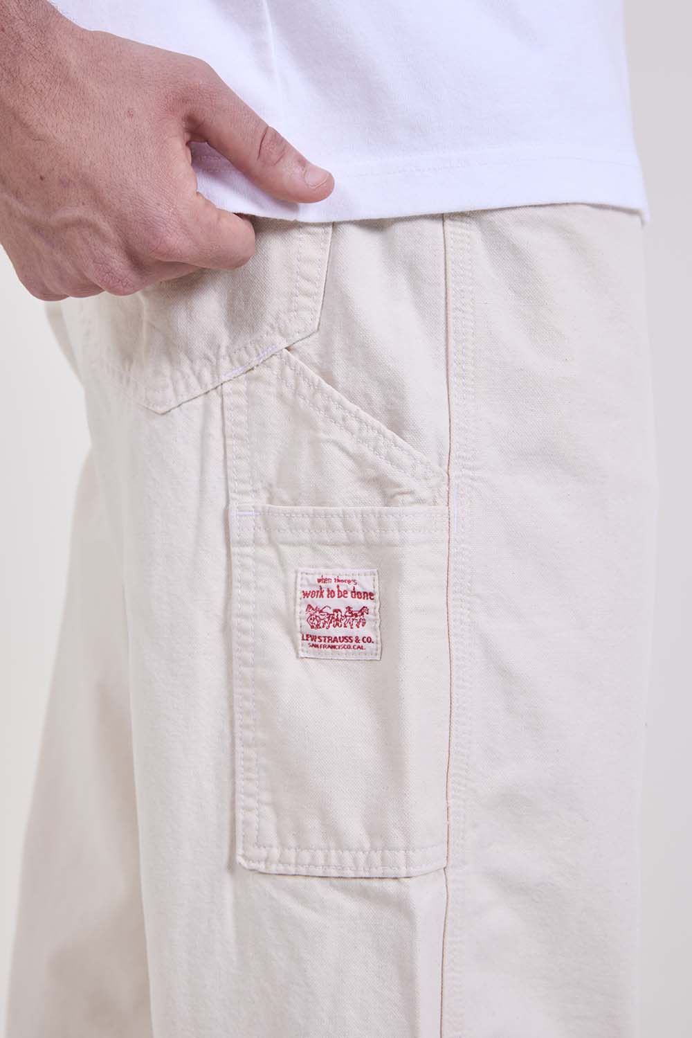 תמונת תקריב דוגמן של מכנסי ג'ינס 568 בגזרה רחבה