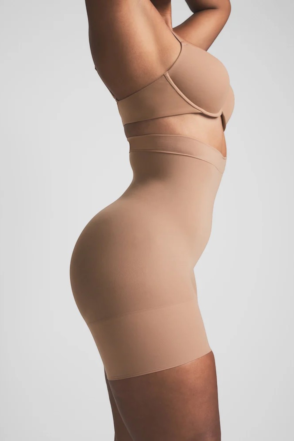 תמונת דוגמן אחורית של MID THIGH SHORT