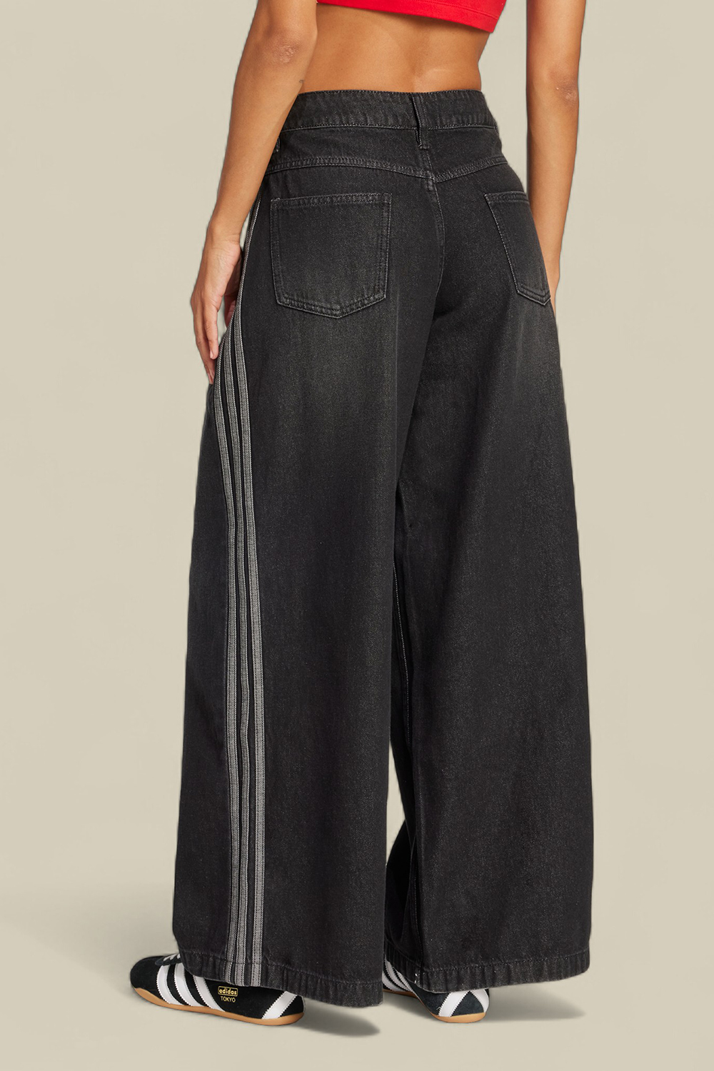 תמונת דוגמן אחורית של מכנסי ג'ינס בגזרה רחבה