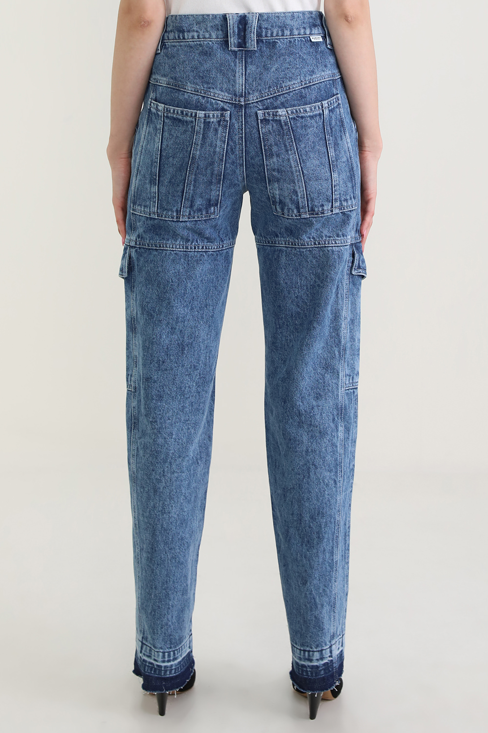 תמונת דוגמן אחורית של מכנסי ג'ינס אוברסייז ויונאו