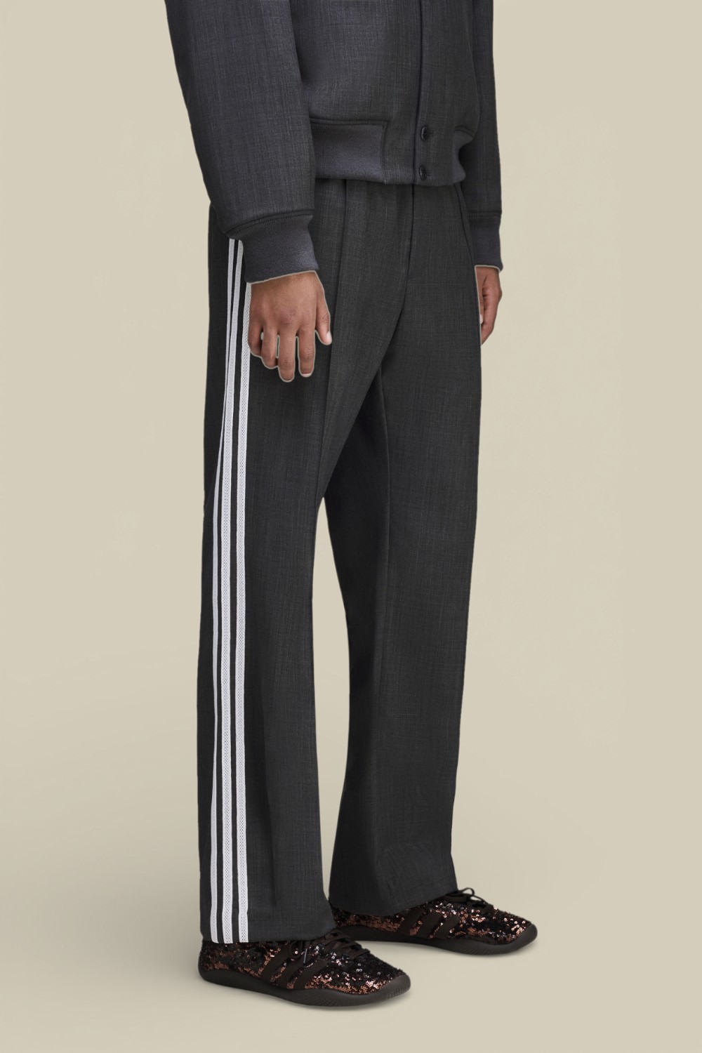 תמונת דוגמן קידמית של מכנסי ג'וגר