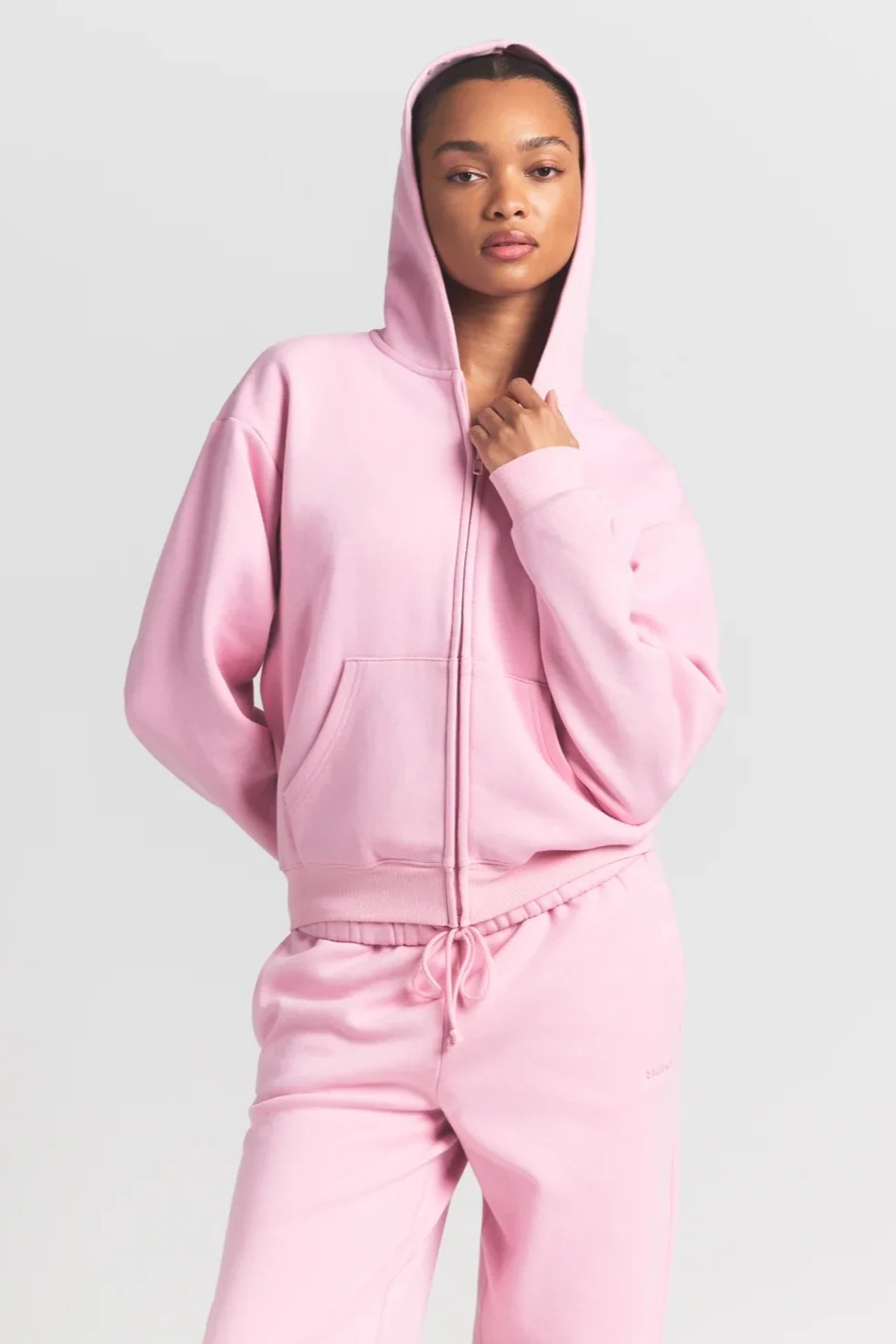 תמונת תקריב דוגמן של CLASSIC ZIP UP HOODIE