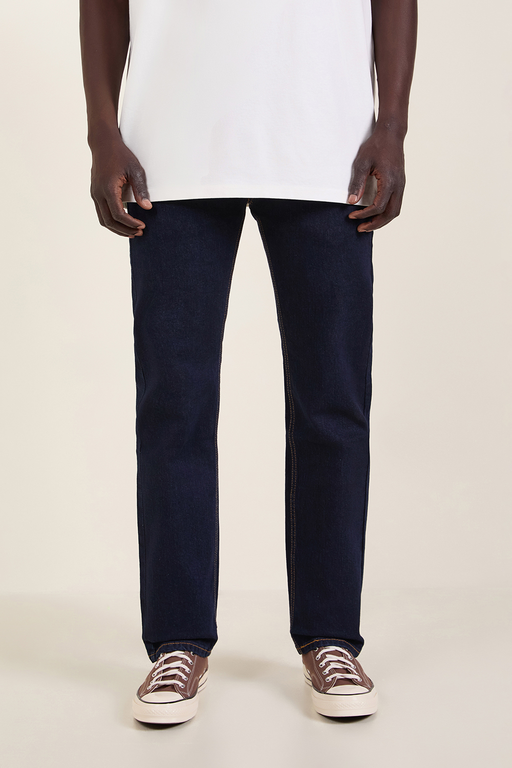 תמונת דוגמן קידמית של מכנסי ג'ינס ישרים