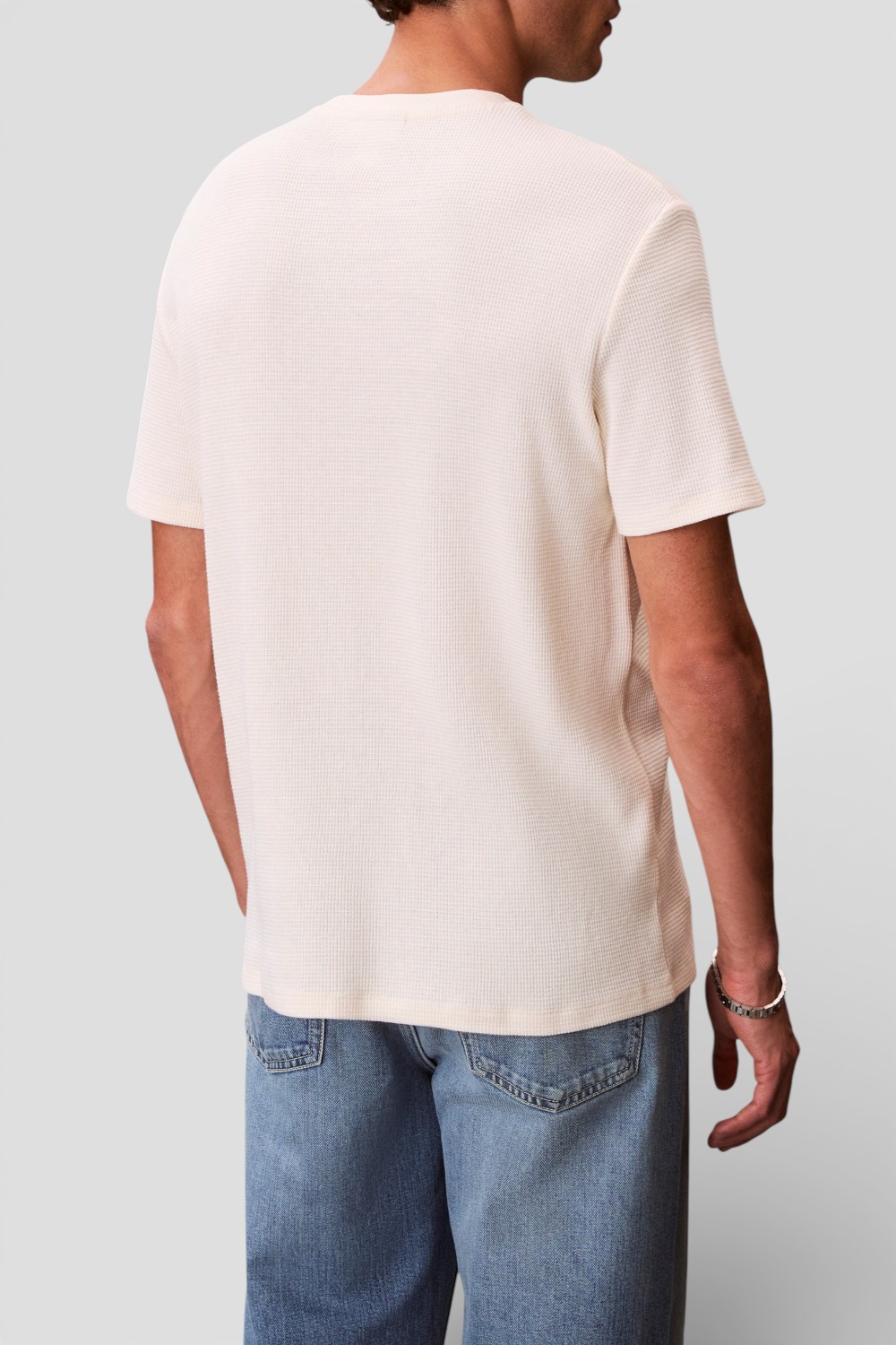 תמונת דוגמן אחורית של חולצת טי