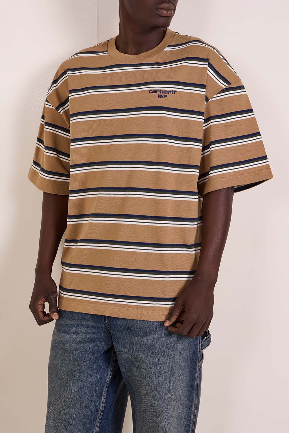 תמונת דוגמן קידמית של חולצת טי בדוגמת פסים