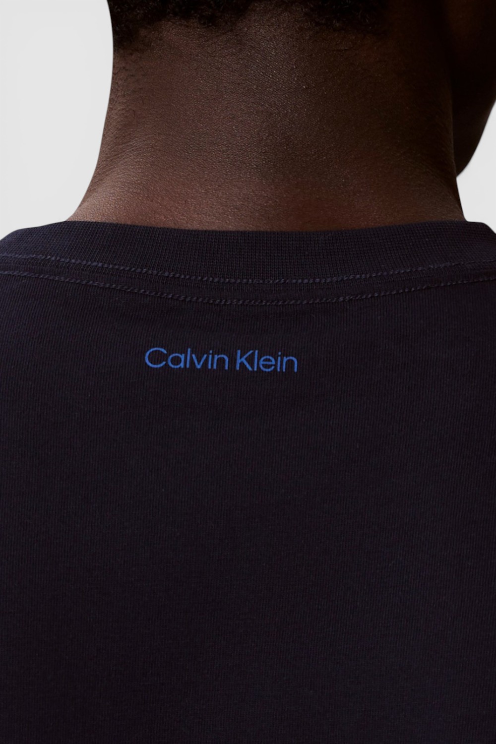 תמונת תקריב דוגמן של חולצת טי בגזרה משוחררת