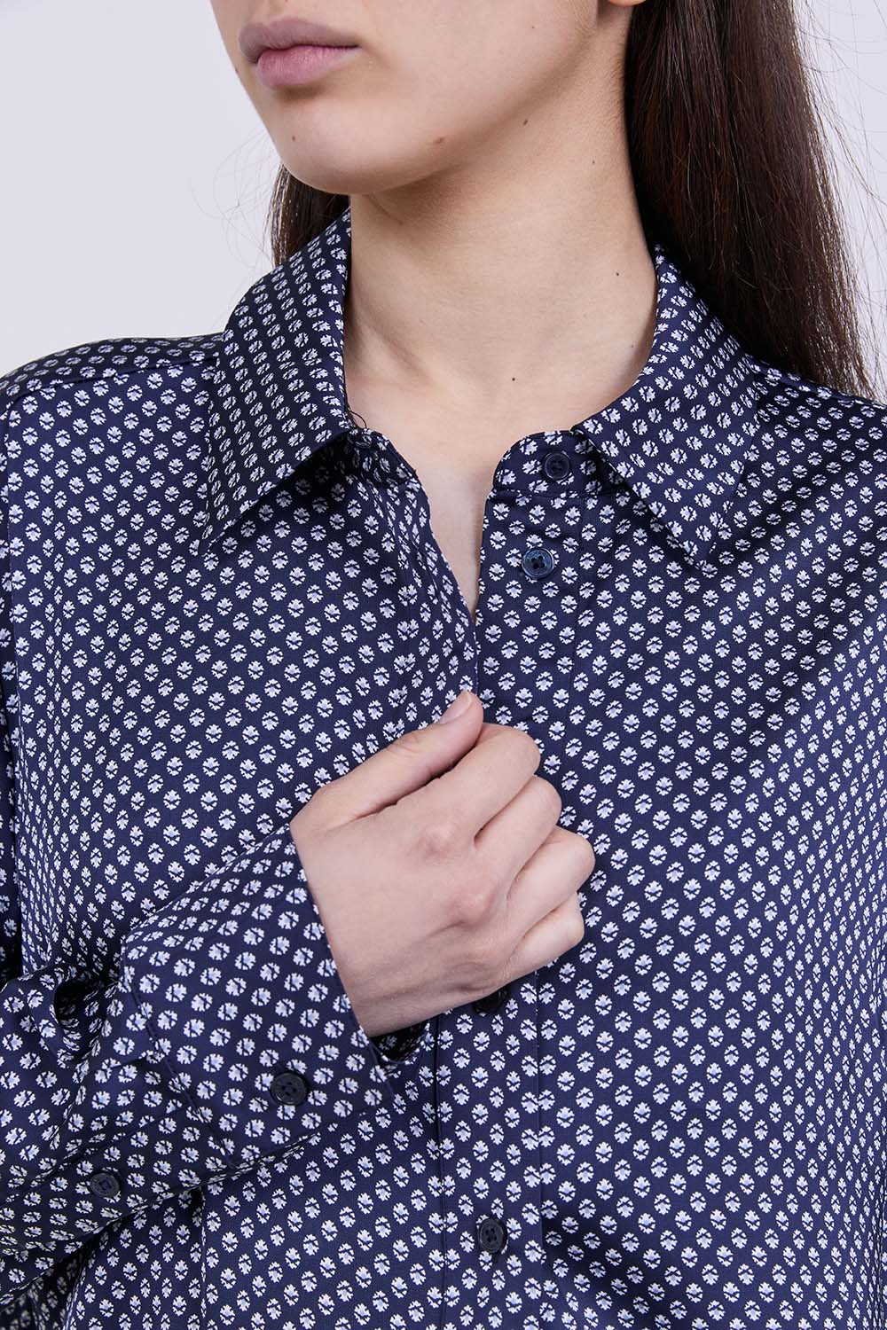 תמונת תקריב דוגמן של חולצת כפתורים סאטן