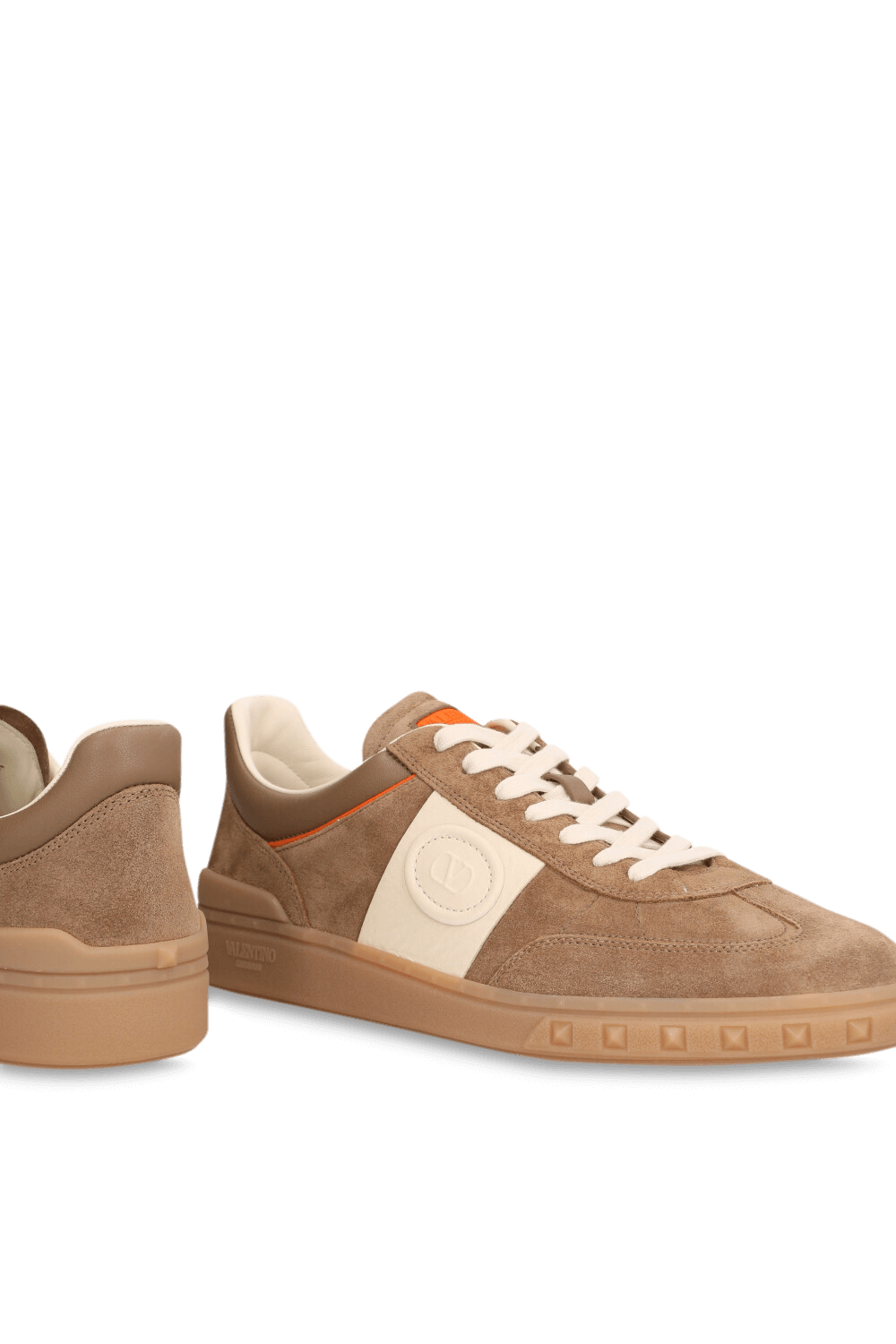 תמונת תקריב של נעלי סניקרס