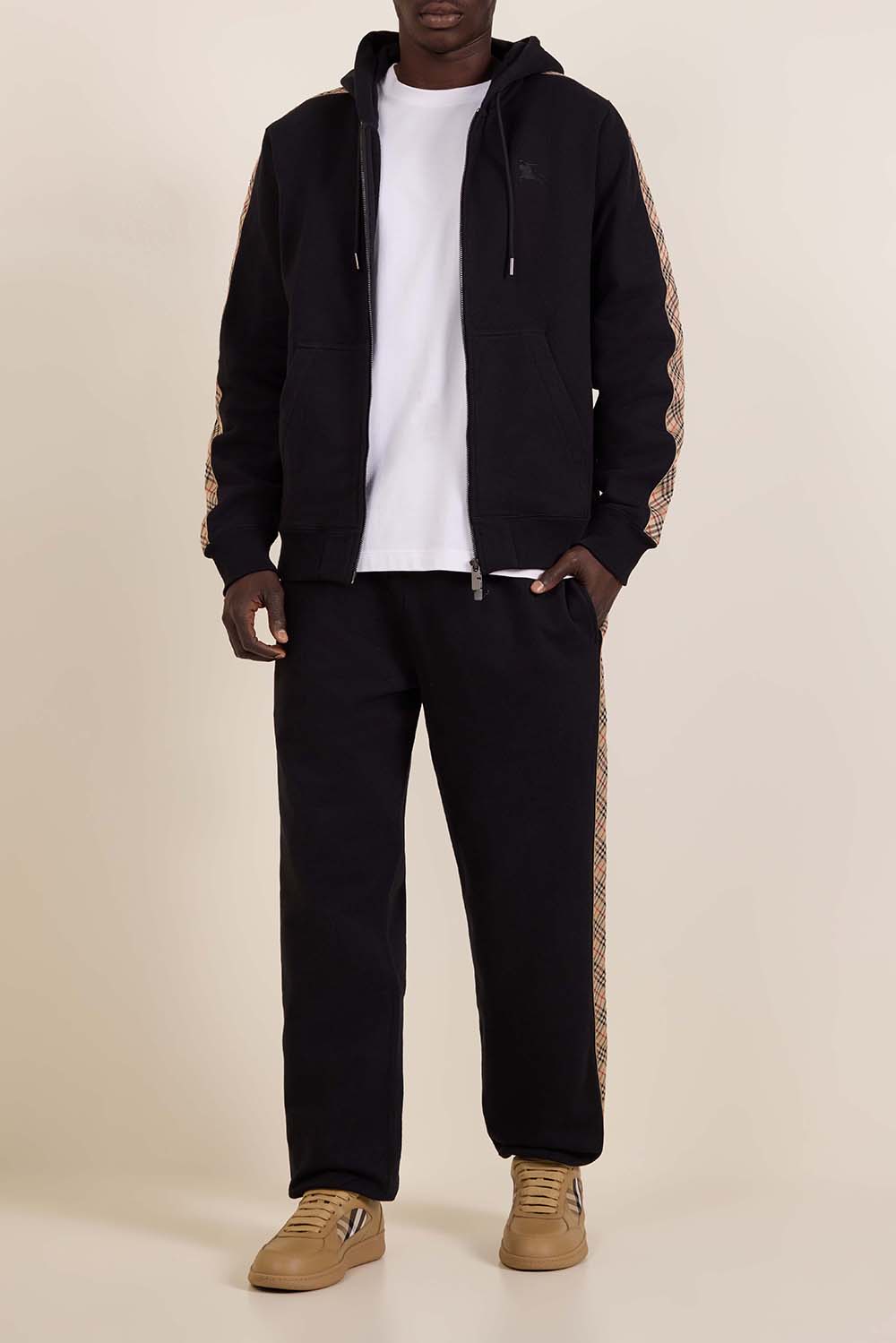 תמונת דוגמן קידמית של נעלי סניקרס