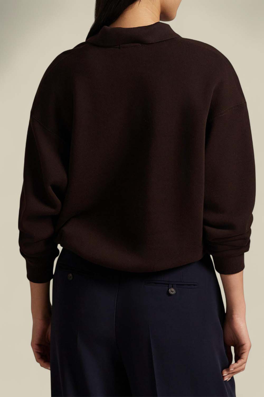 תמונת דוגמן אחורית של סווטשירט פולו