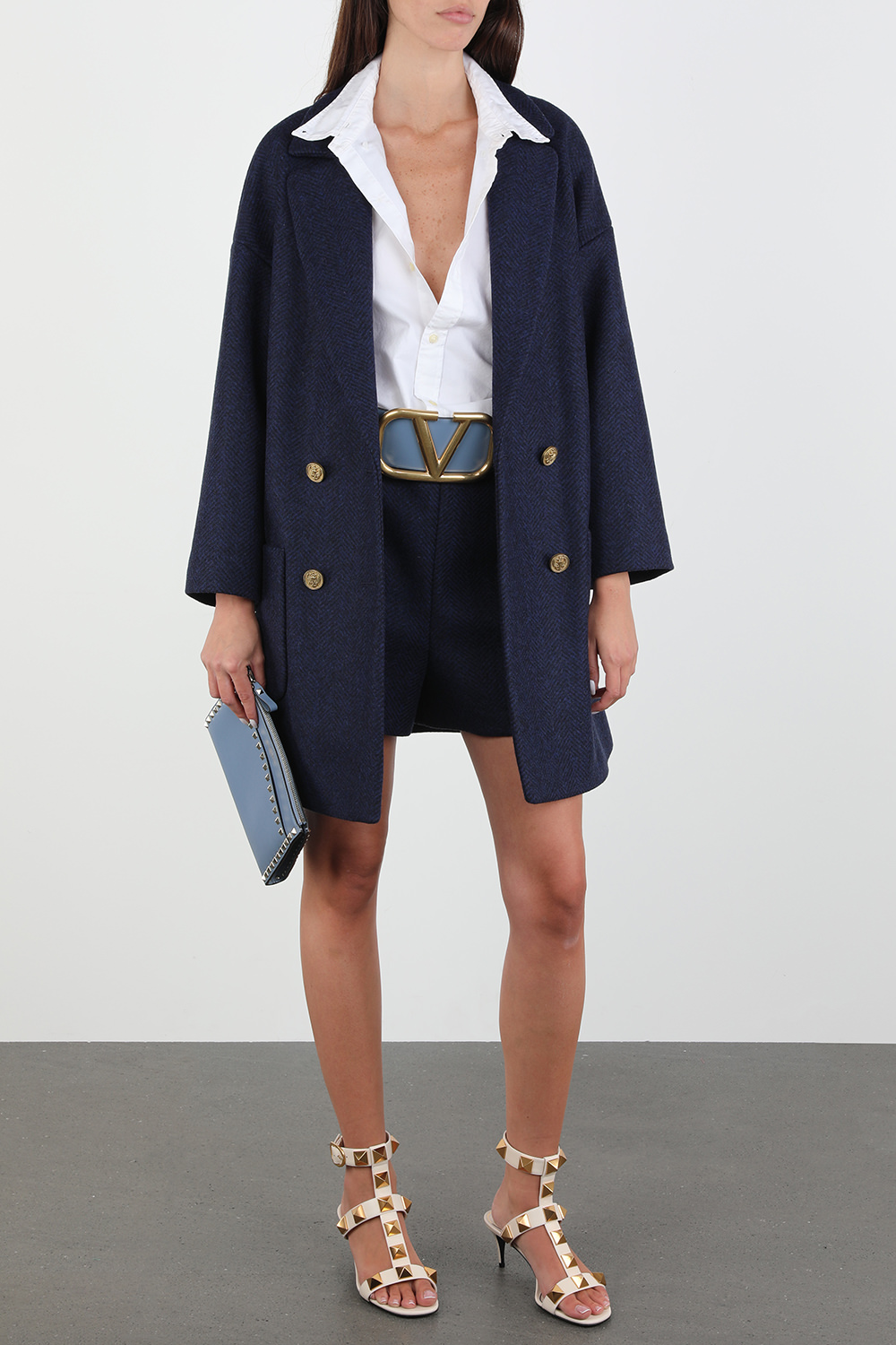 תמונת דוגמן קידמית של חגורת עור בגוון תכלת עם אבזם לוגומאני