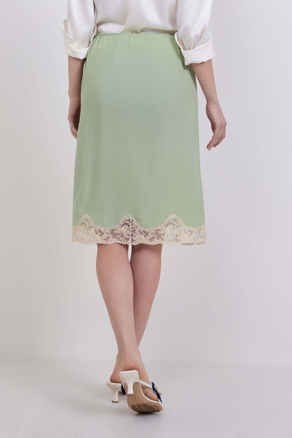 תמונת דוגמן אחורית של חצאית מידי תחרה