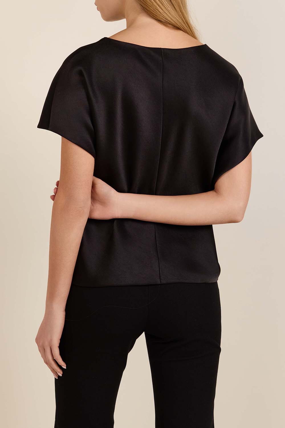 תמונת דוגמן אחורית של טופ סאטן