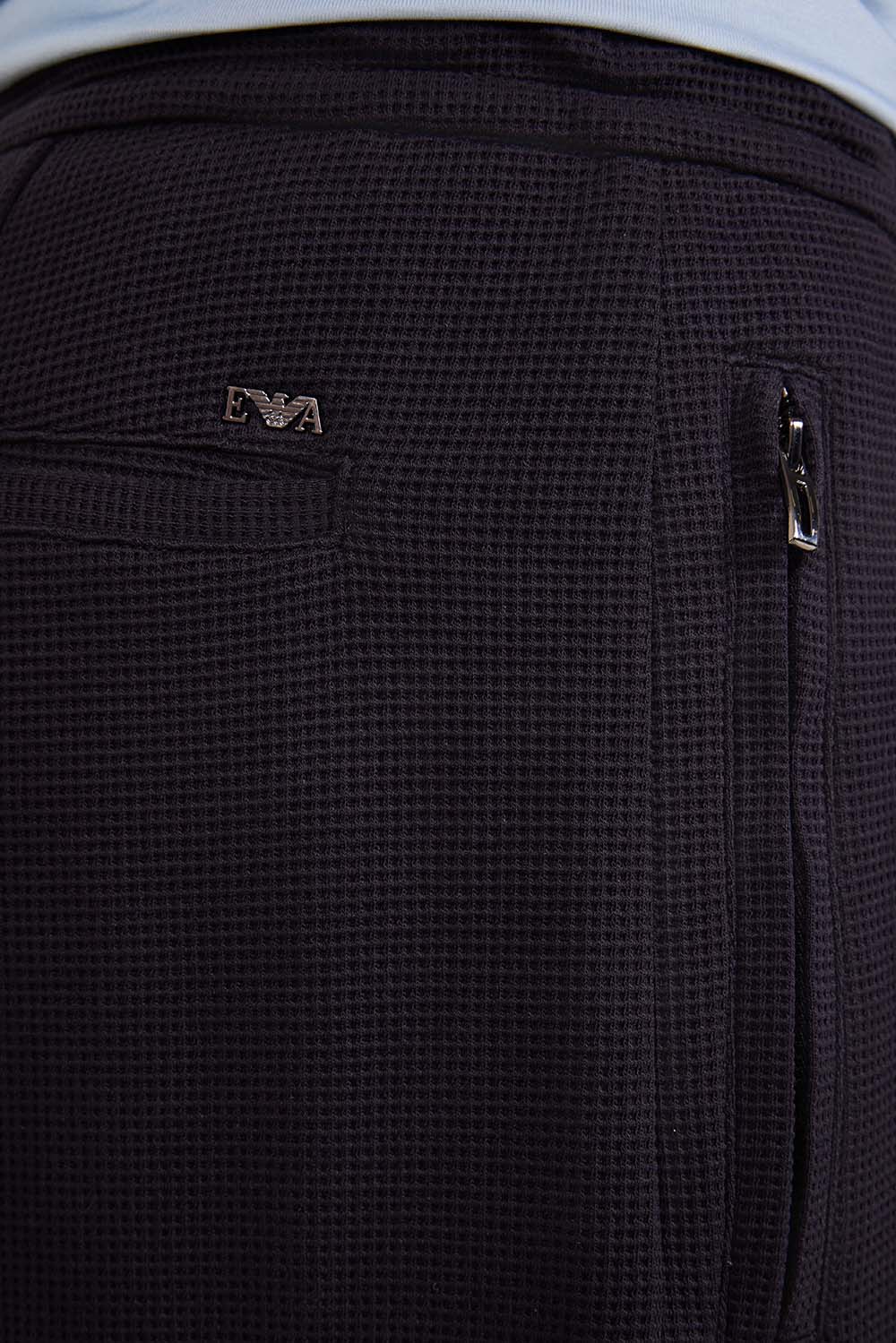 תמונת תקריב דוגמן של מכנסי ג'וג מחוייטים