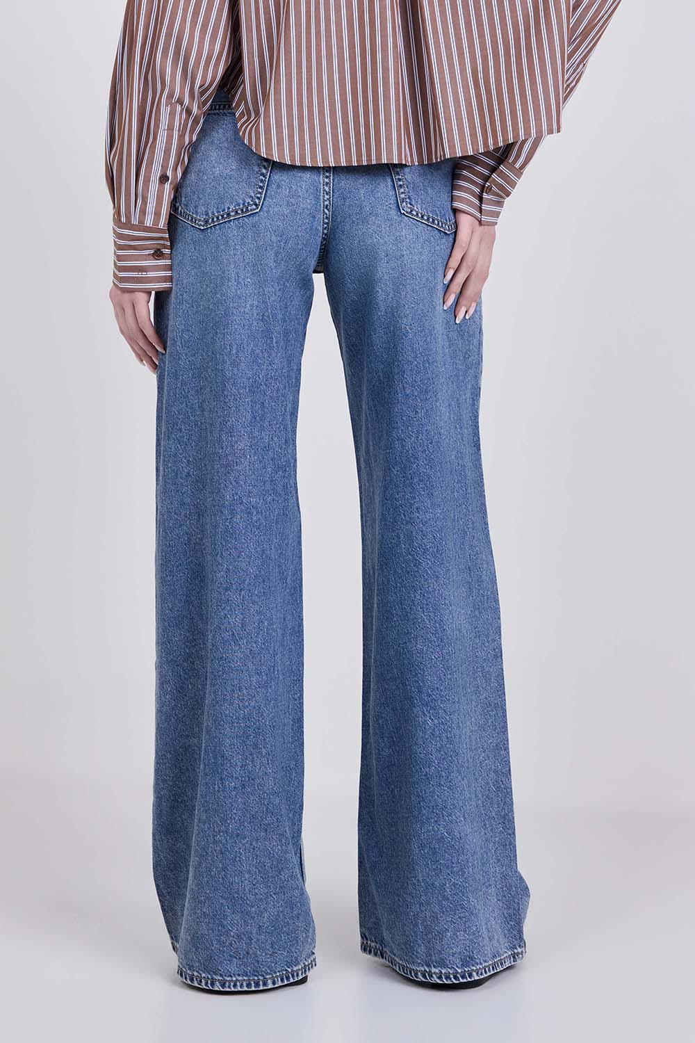 תמונת דוגמן אחורית של מכנסי ג'ינס בגזרה גבוהה