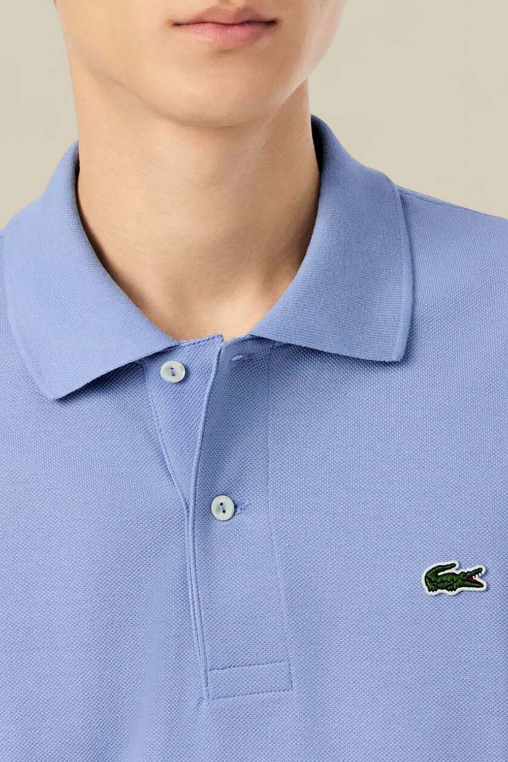 תמונת תקריב דוגמן של חולצת פולו