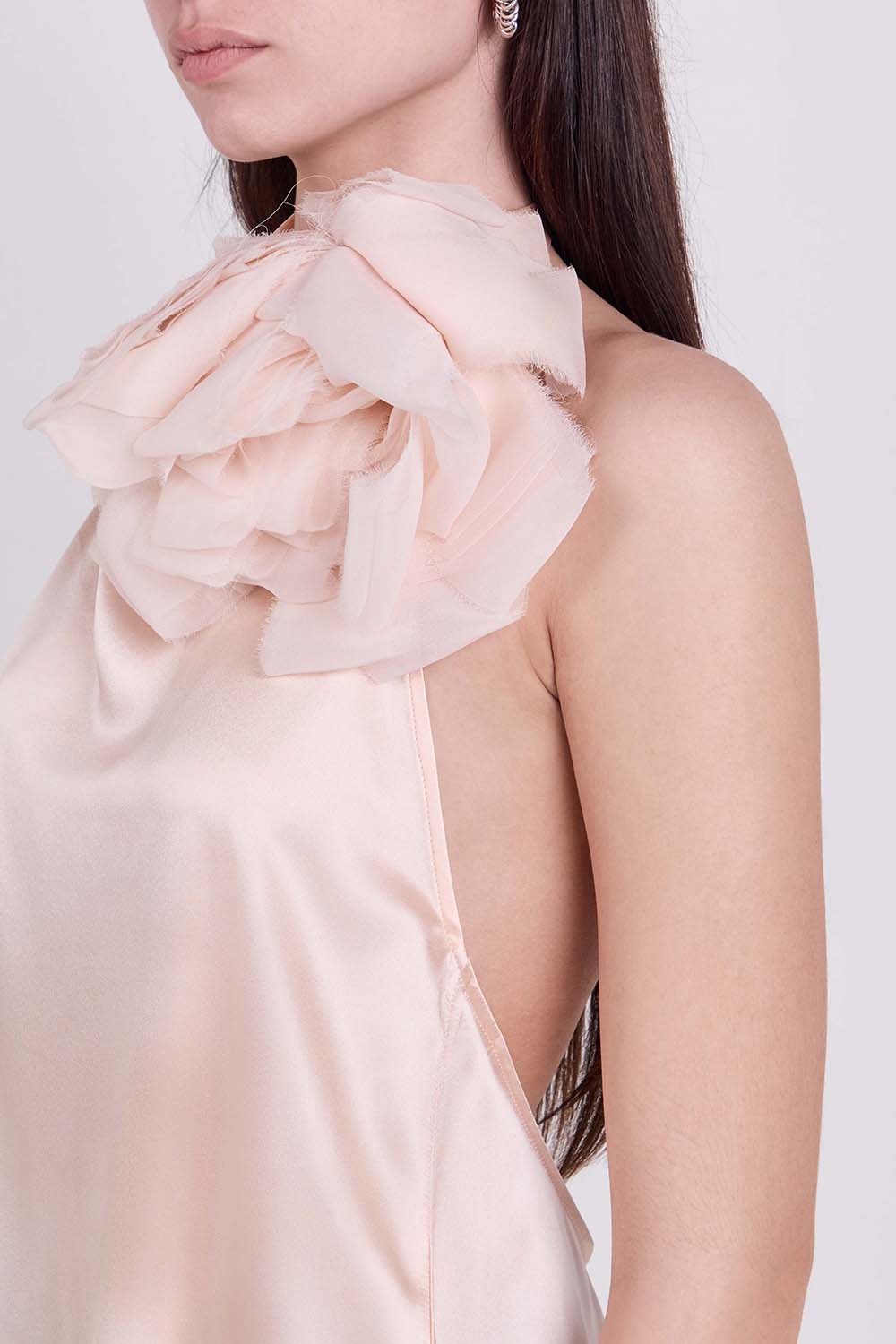 תמונת תקריב דוגמן של טופ קולר משי