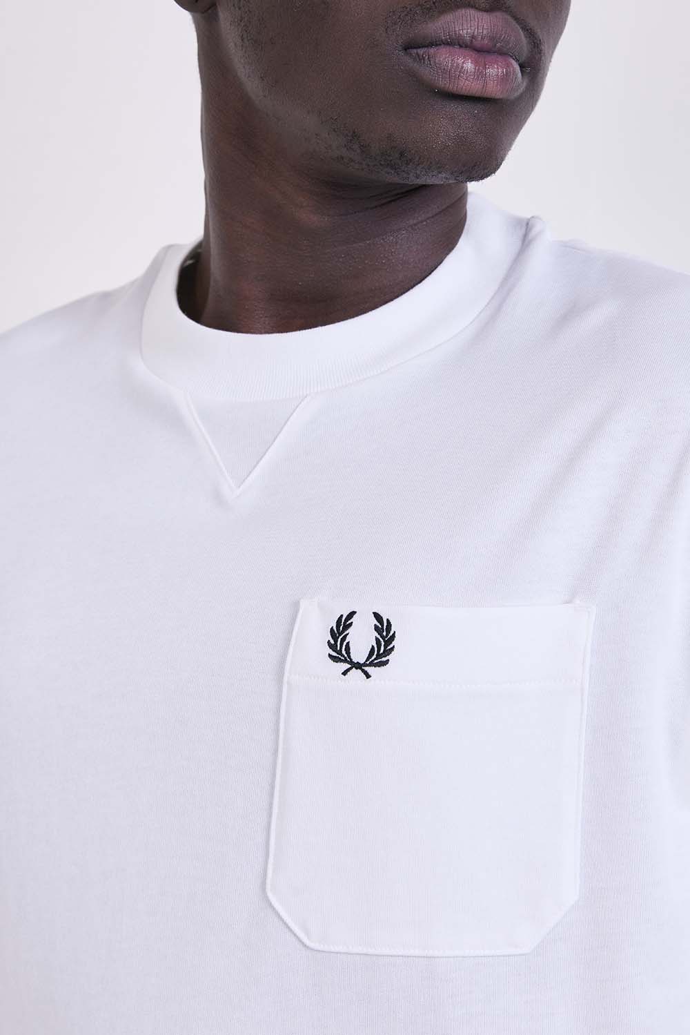 תמונת תקריב דוגמן של חולצת טי בגזרה משוחררת