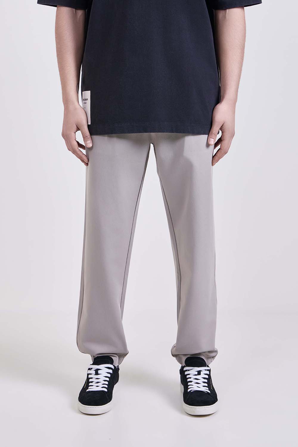 תמונת דוגמן קידמית של מכנסי צ'ינו