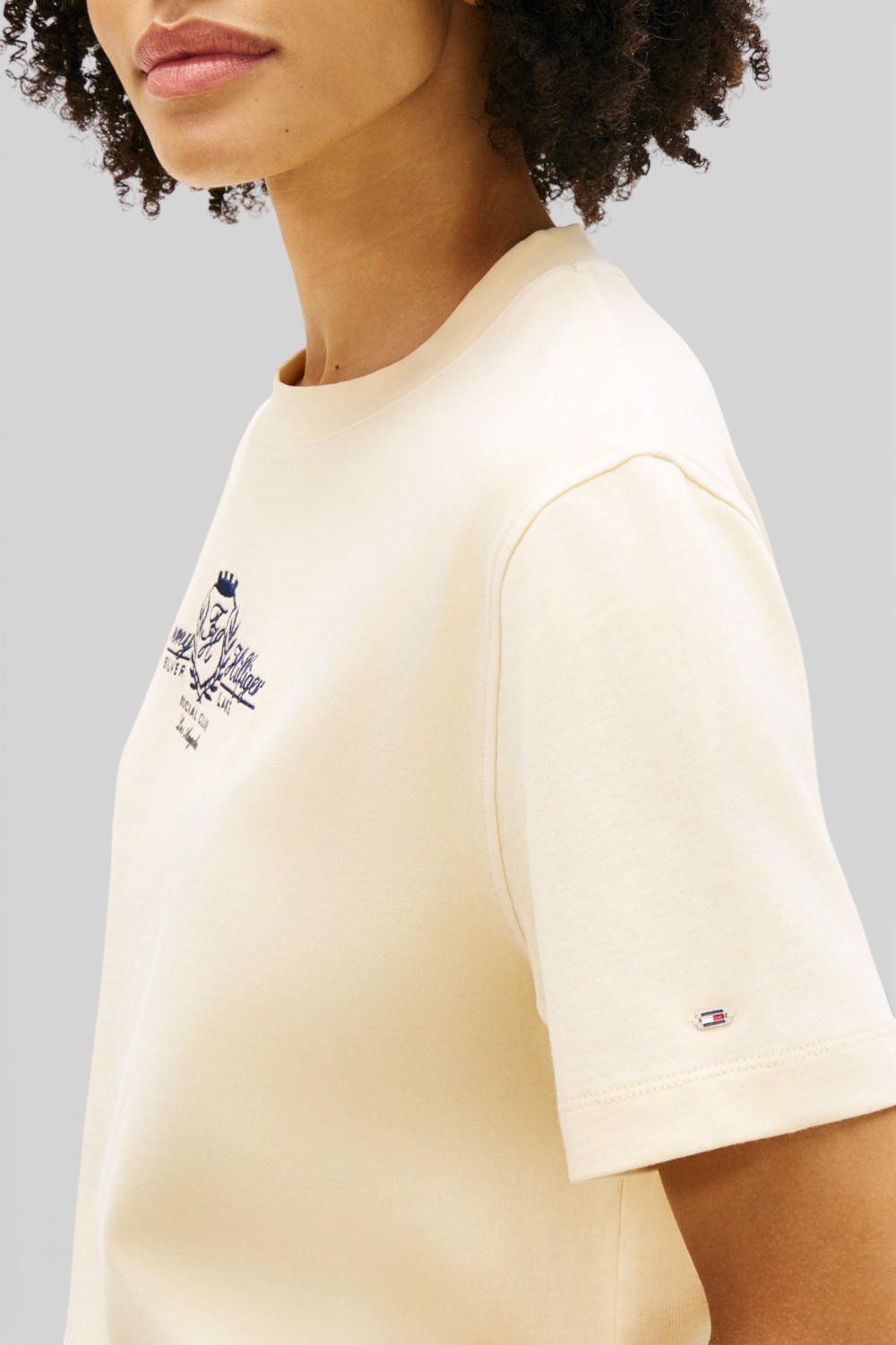 תמונת תקריב דוגמן של חולצת טי