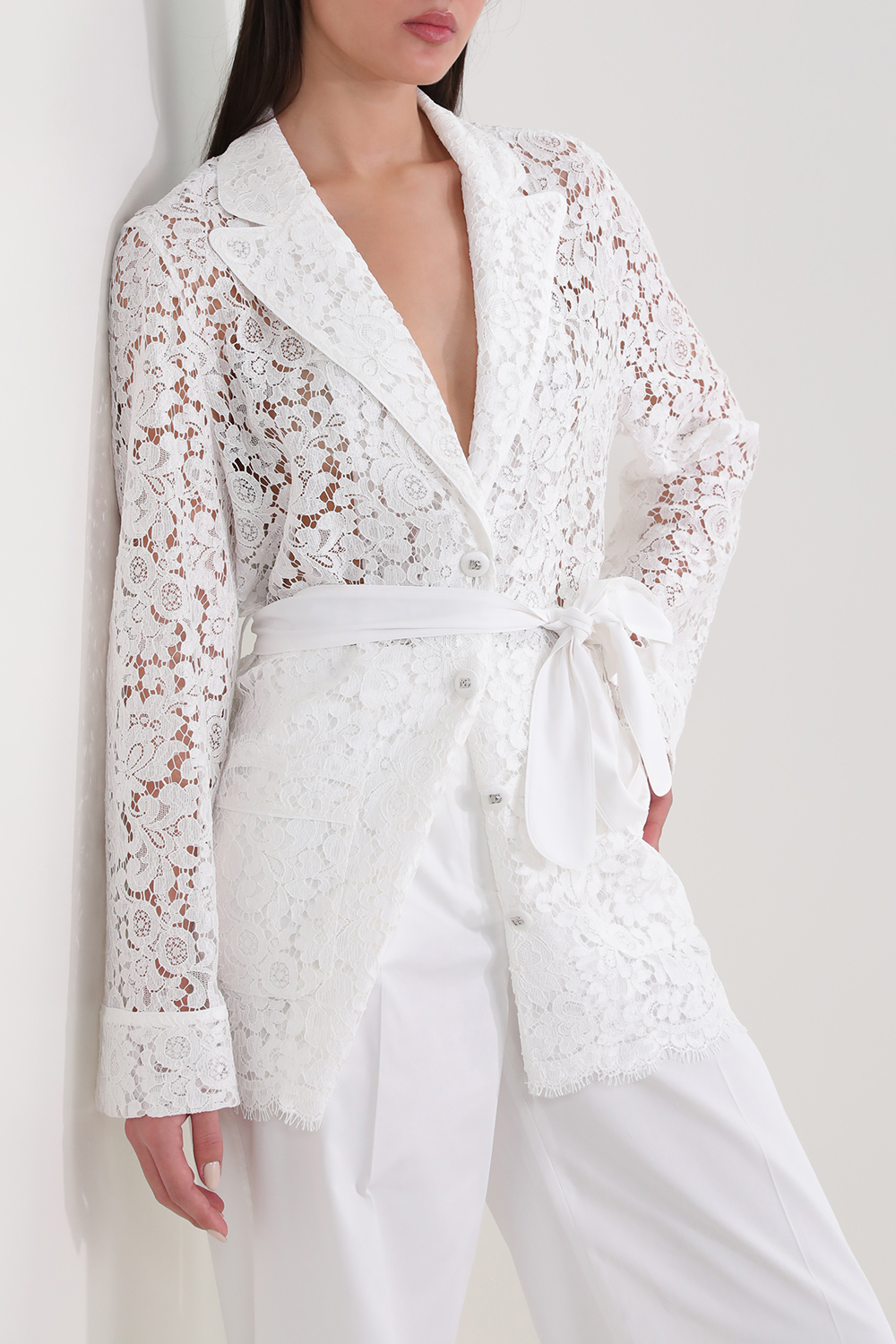 תמונת דוגמן קידמית של חולצה מכופתרת תחרה