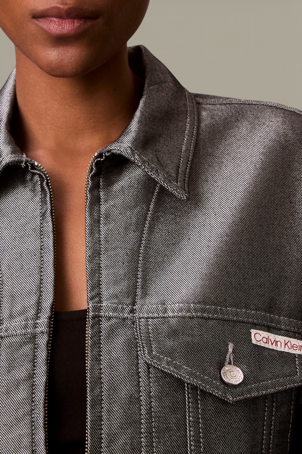 תמונת תקריב דוגמן של ז'קט ג'ינס קרופ