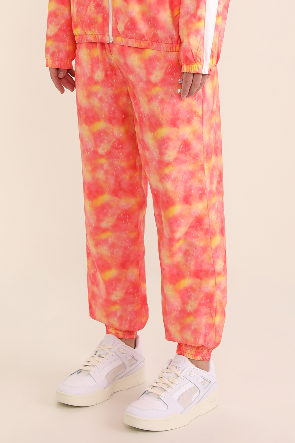 תמונת דוגמן קידמית של מכנסי טרנינג בהדפס טאי דאי