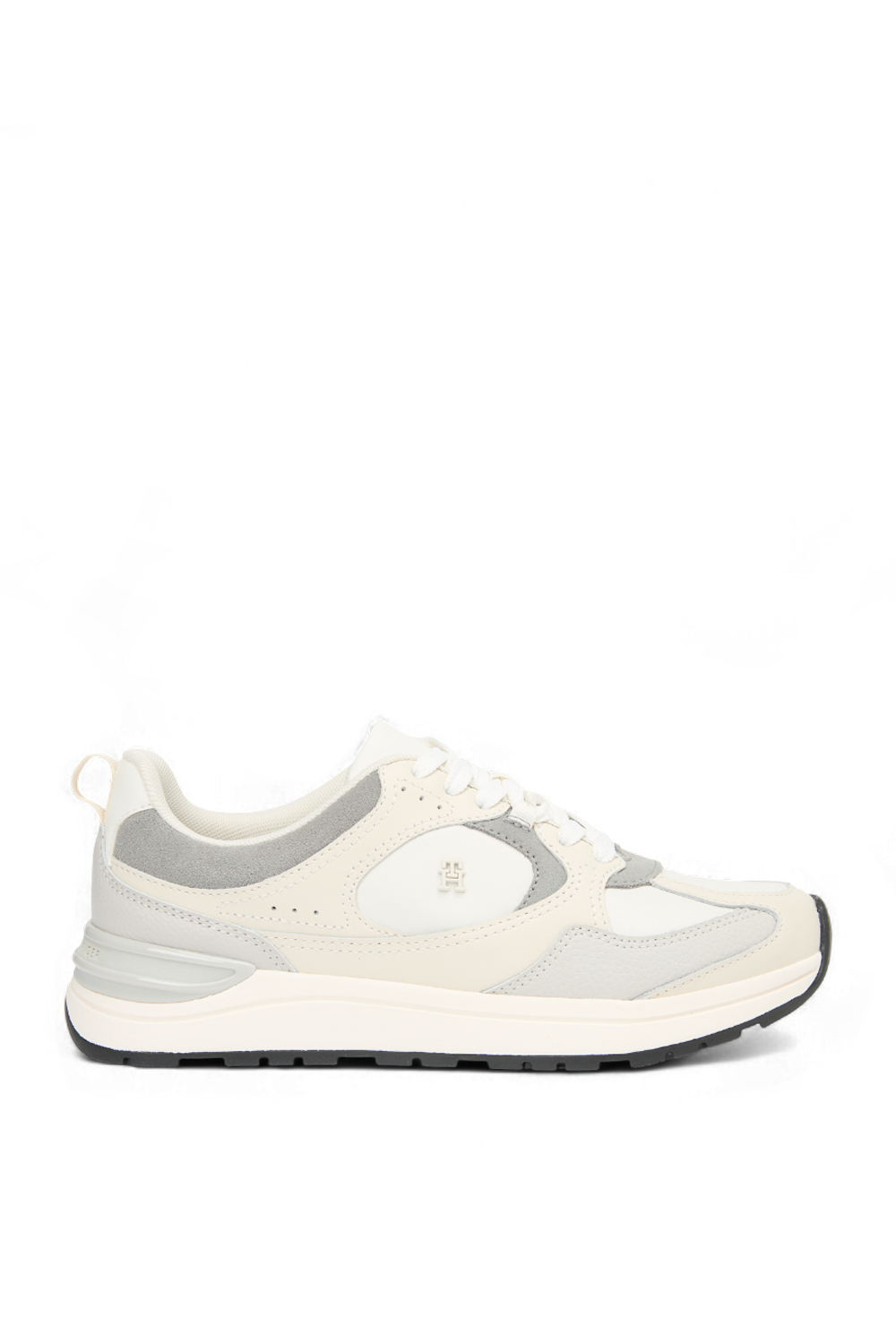 תמונה קידמית של נעלי סניקרס