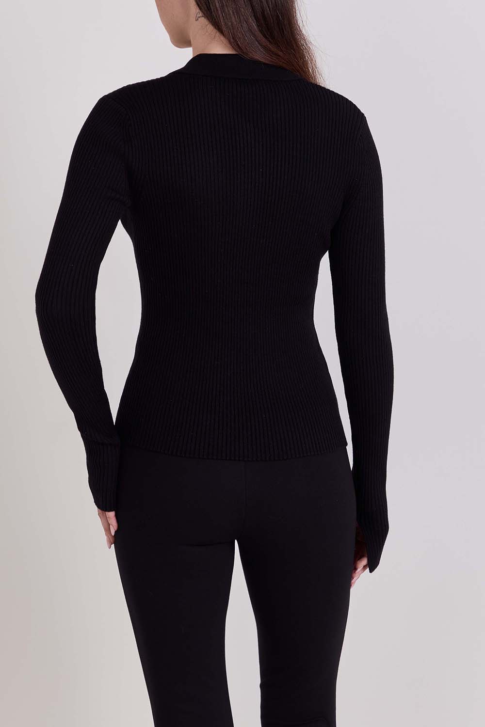 תמונת דוגמן אחורית של חולצת פולו