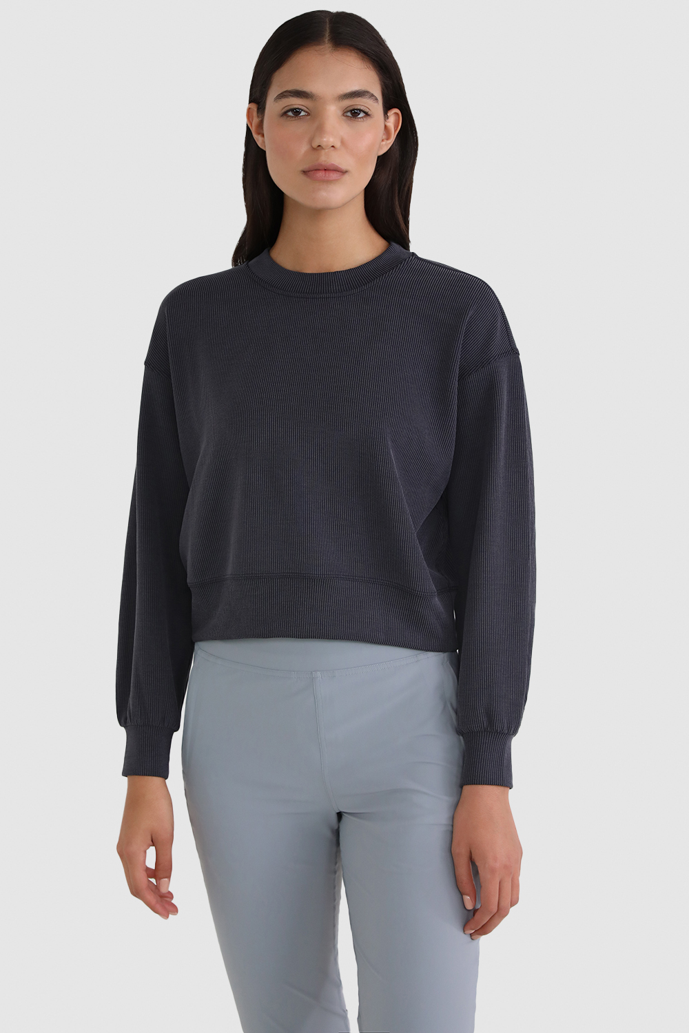 תמונת דוגמן קידמית של Ribbed Softstreme Perfectly Oversized Cropped Crew