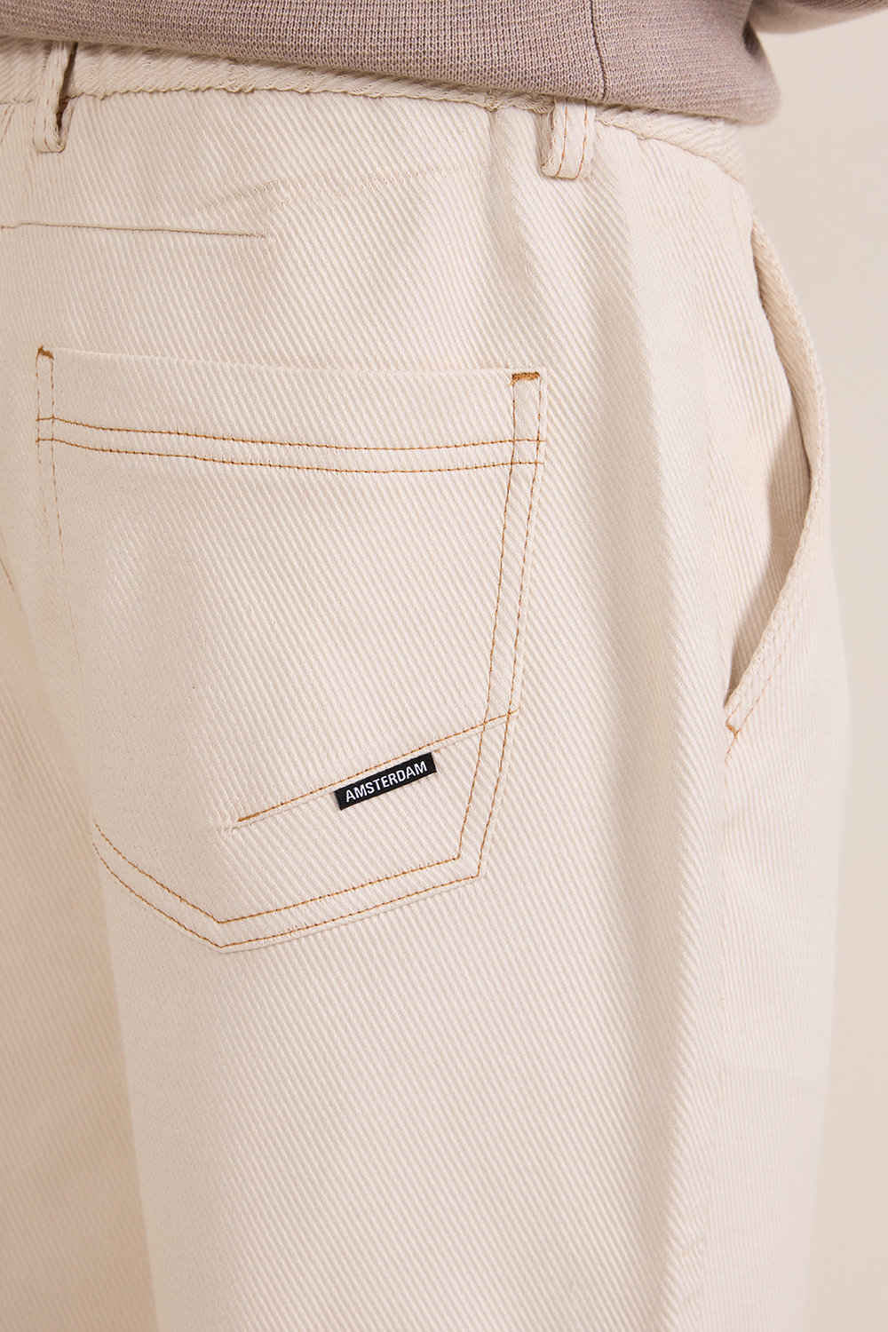 תמונת תקריב דוגמן של מכנסי ג'ינס קורדרוי