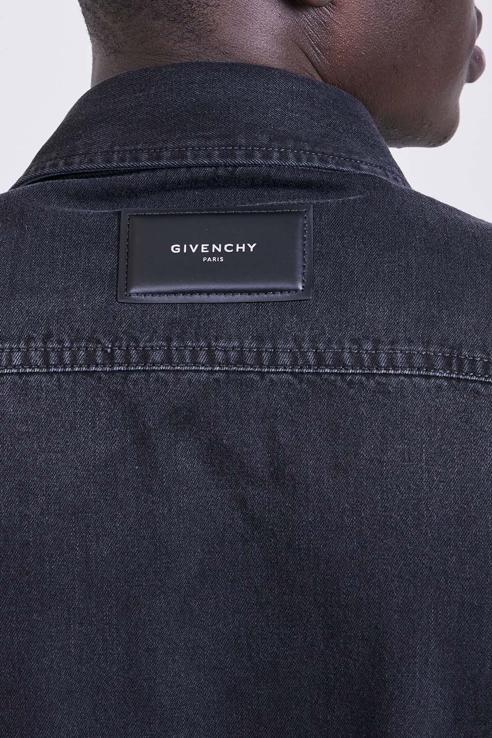 תמונת תקריב דוגמן של חולצה מכופתרת ג'ינס