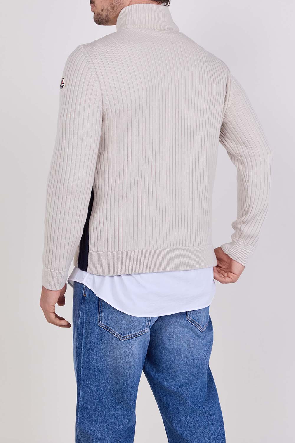 תמונת דוגמן אחורית של קרדיגן בריפוד קל