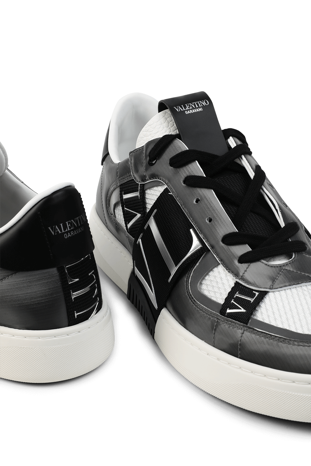 תמונת תקריב של נעלי סניקרס מעור