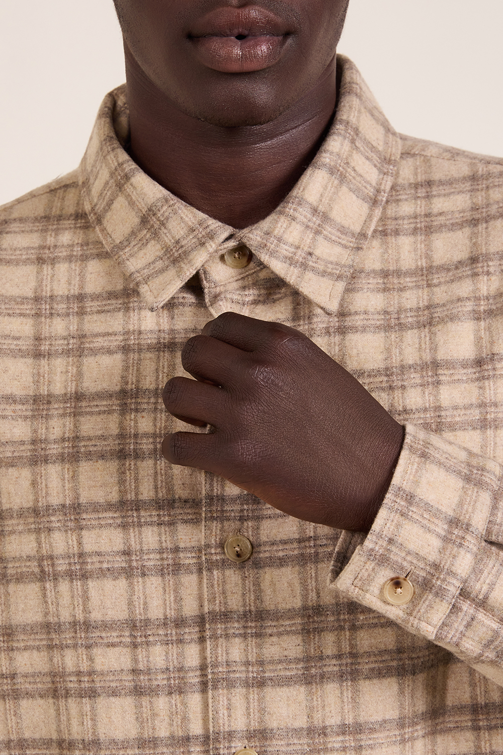 תמונת תקריב דוגמן של חולצה מכופתרת