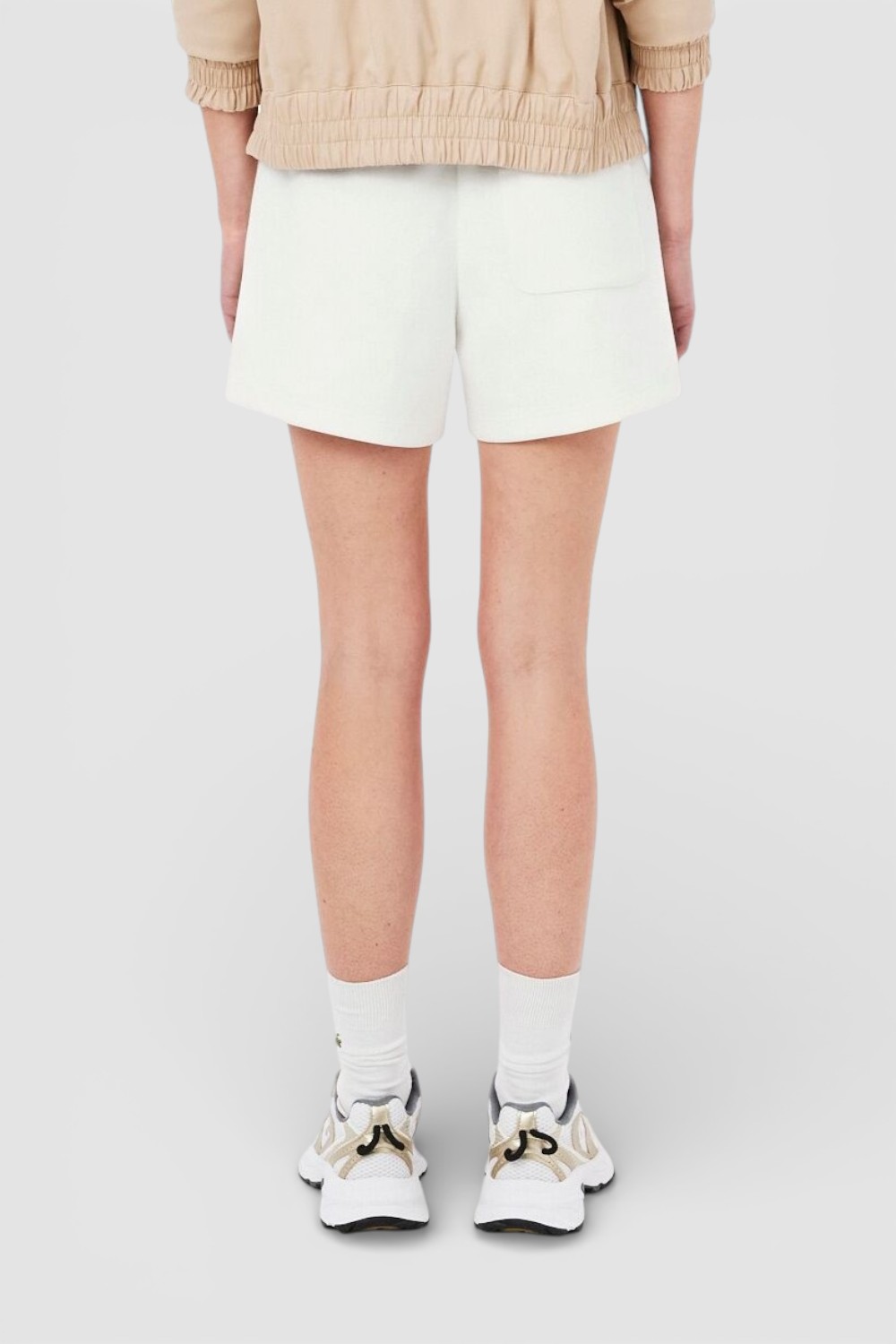 תמונת דוגמן אחורית של מכנסי ג'וגר קצרים