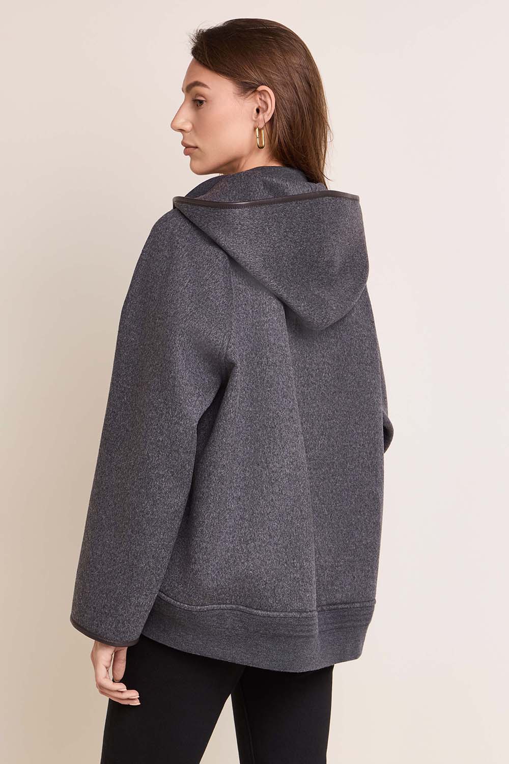 תמונת דוגמן אחורית של ז'קט צמר עם קפוצ'ון