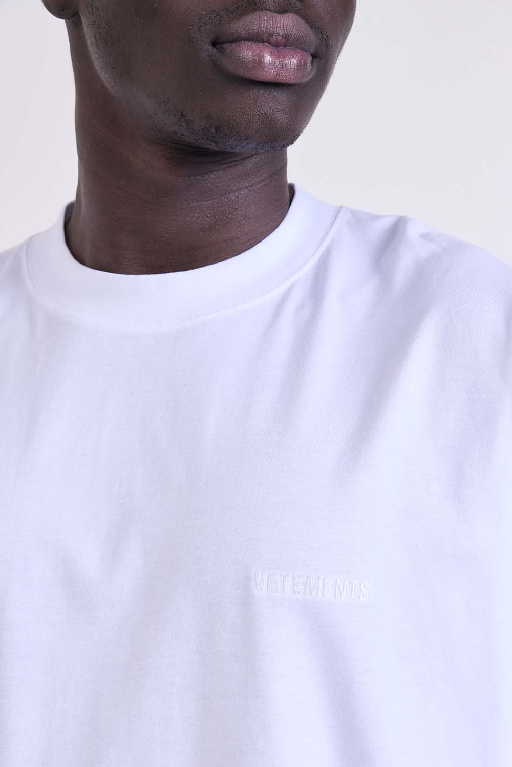 תמונת תקריב דוגמן של חולצת טי