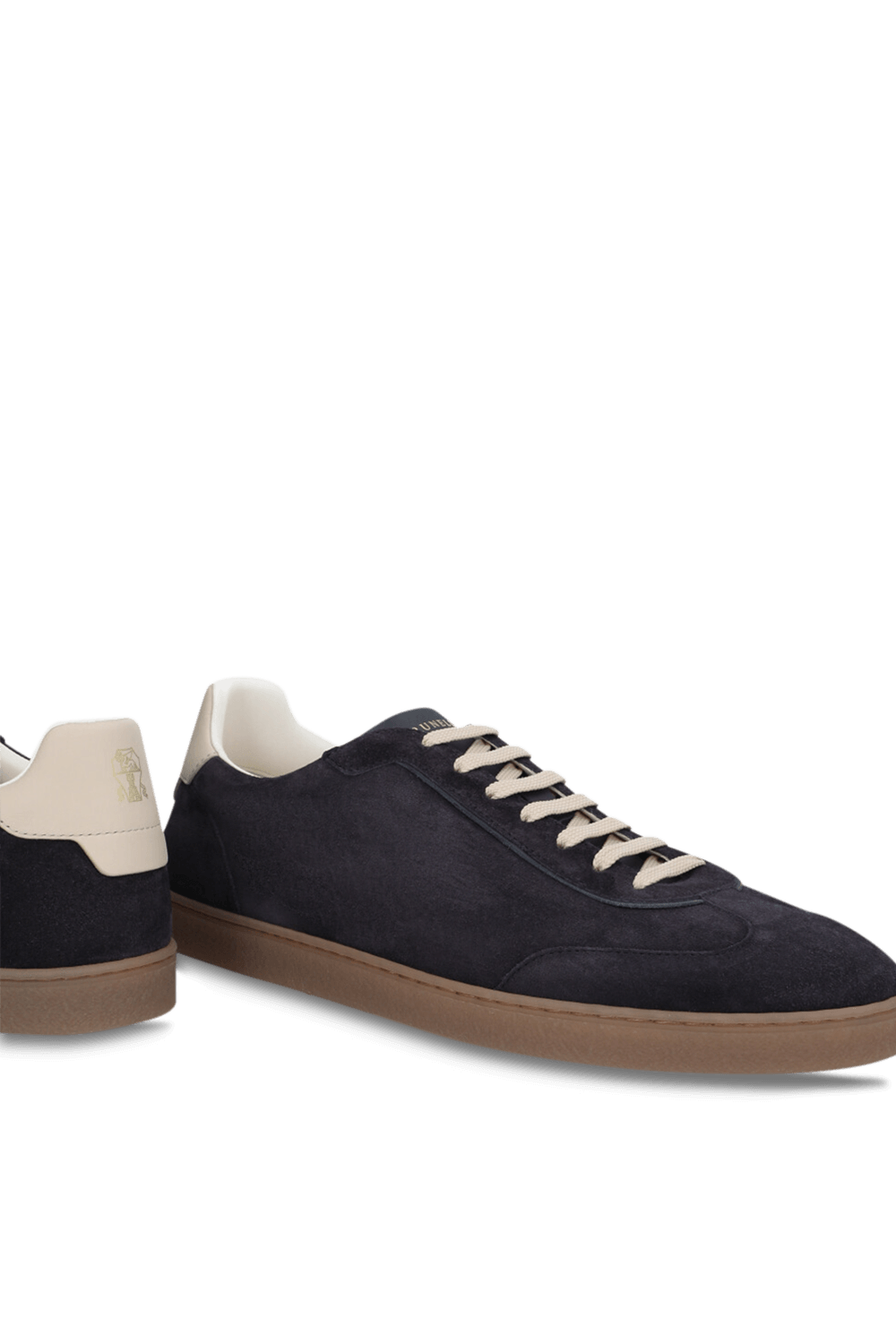 תמונת תקריב של נעלי סניקרס