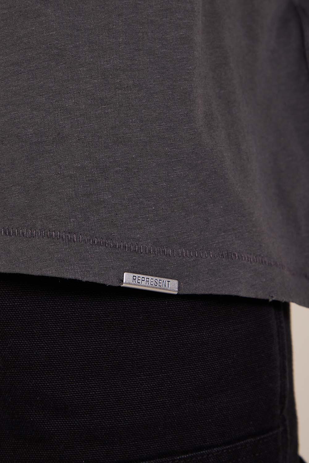 תמונת תקריב דוגמן של חולצת טי דו-צדדית