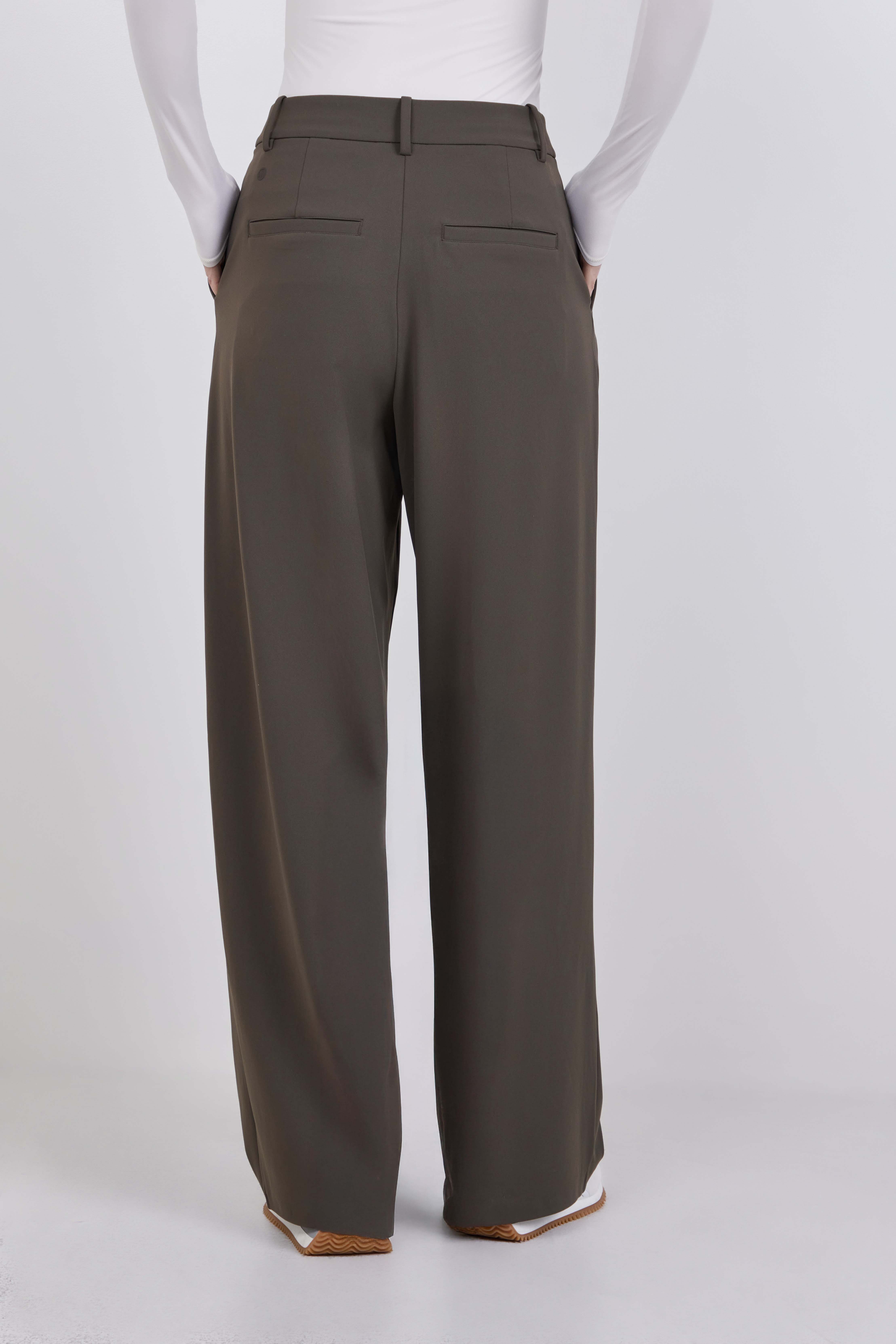 תמונת דוגמן אחורית של Daydrift High-Rise Tapered Trouser Regular