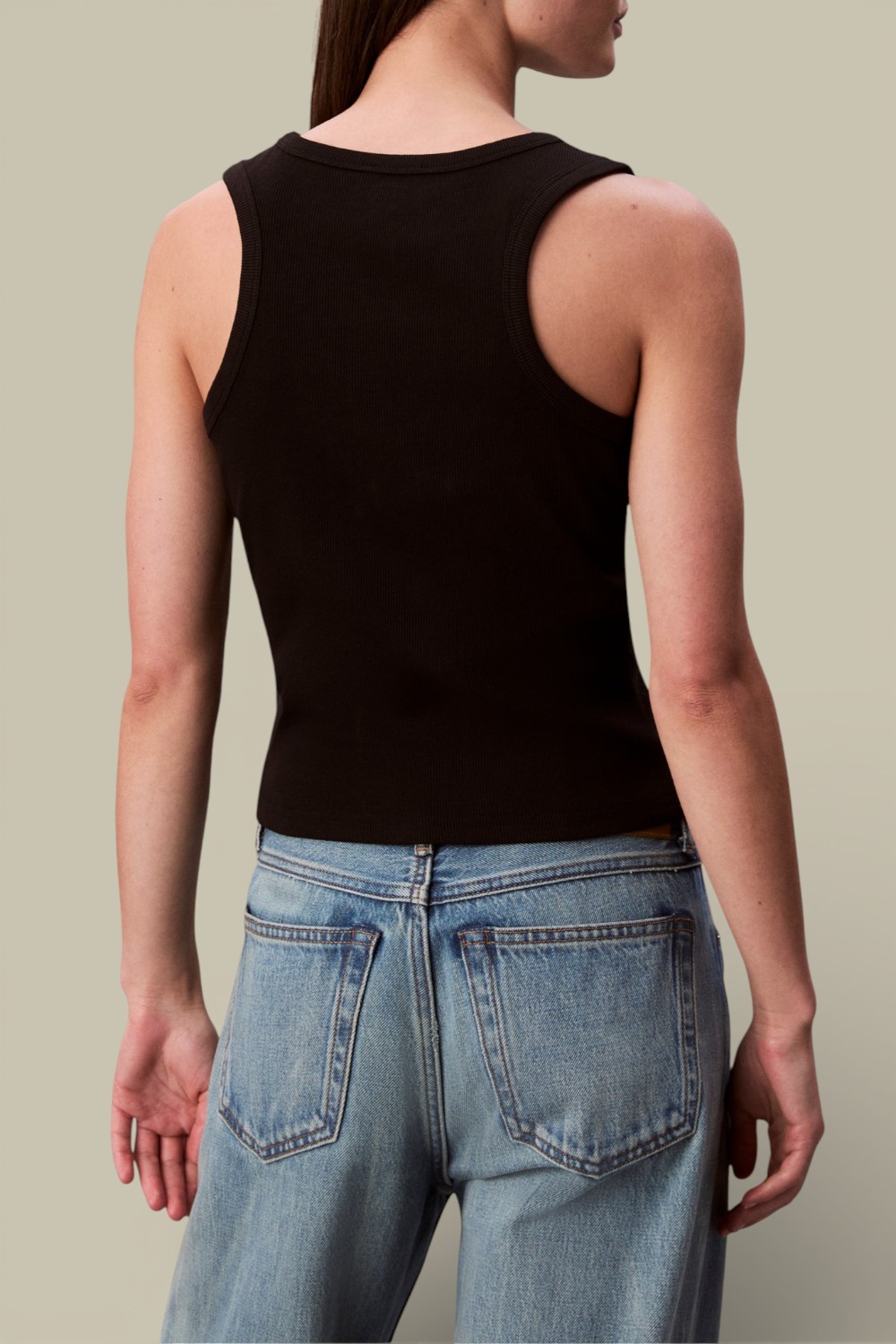 תמונת דוגמן אחורית של גופיית ריב