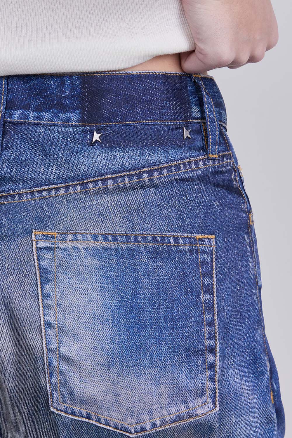 תמונת תקריב דוגמן של מכנסיים ארוכים