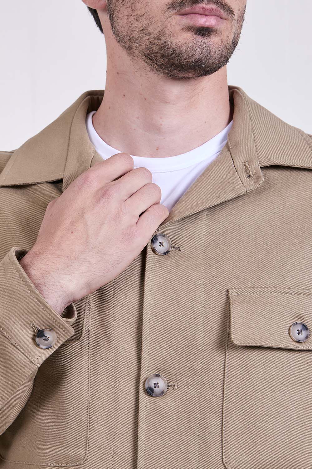 תמונת תקריב דוגמן של חולצת ז'קט אוברסייז