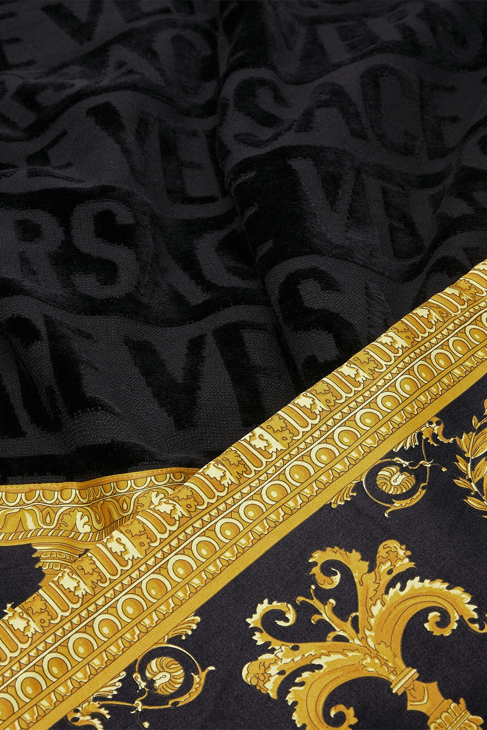 מגבת שחורה עם לוגו והדפס בארוק VERSACE HOME