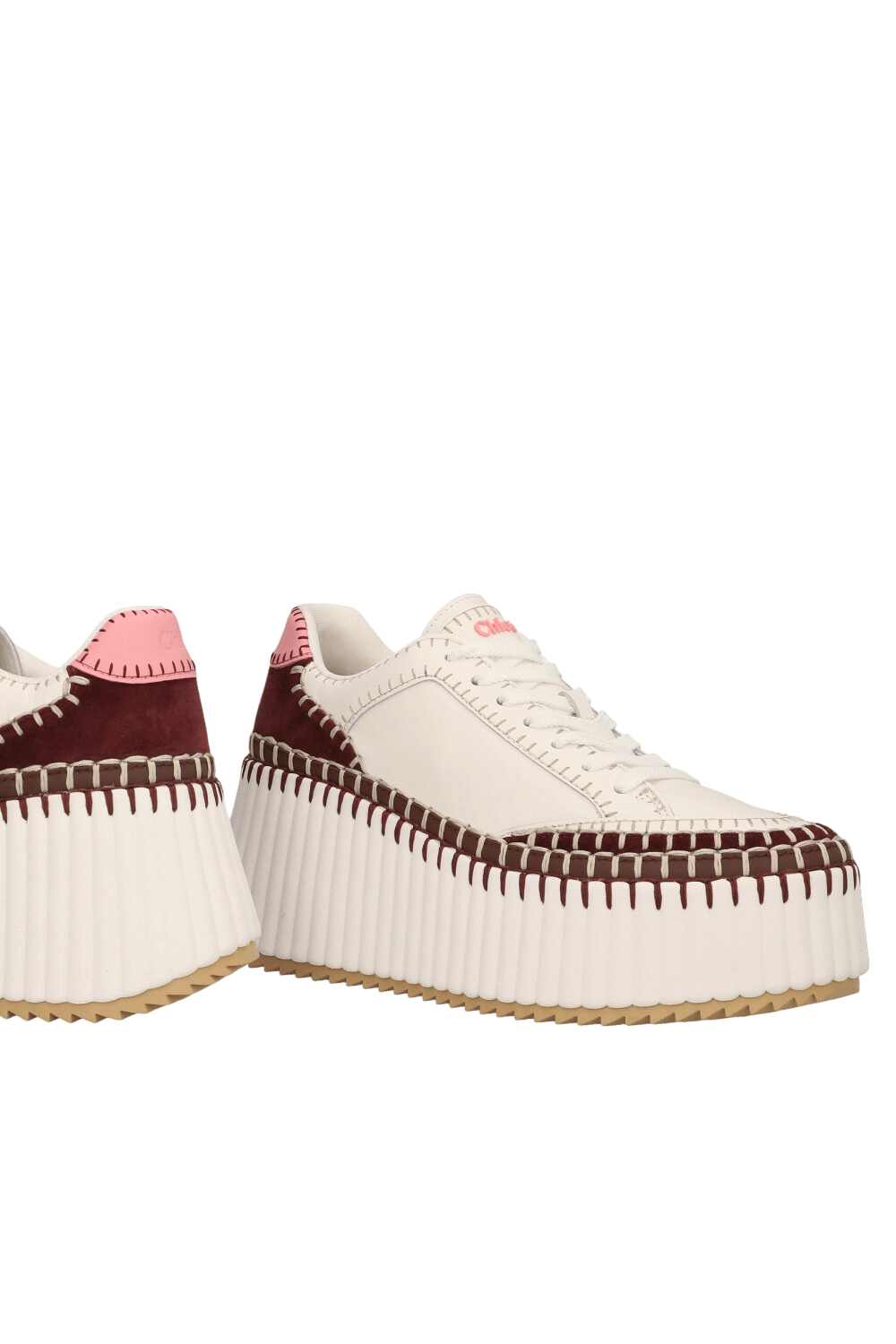 תמונת תקריב של נעלי סניקרס נמה