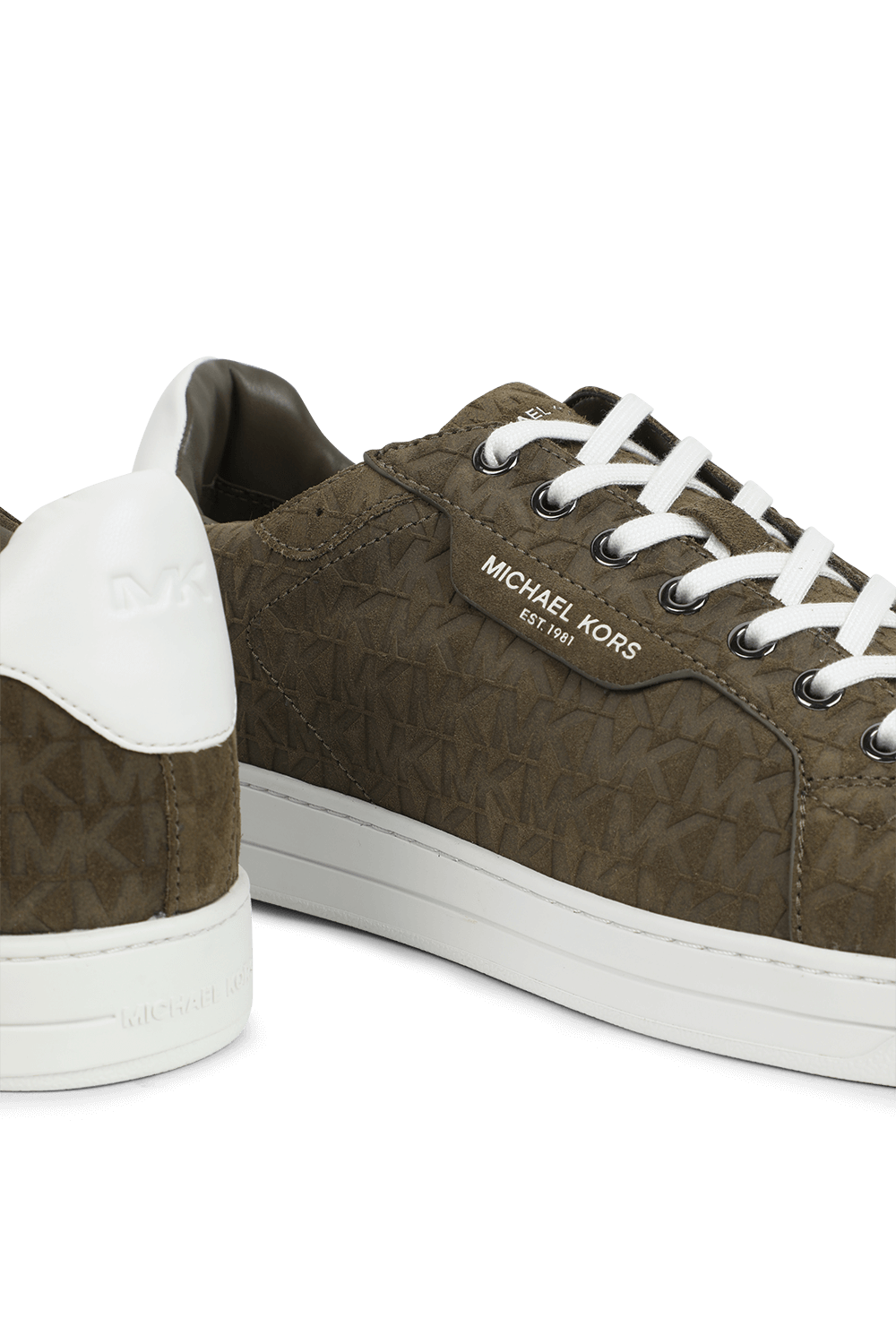 תמונת תקריב של נעלי סניקרס מעור מונוגרמיים בגוון ירוק זית