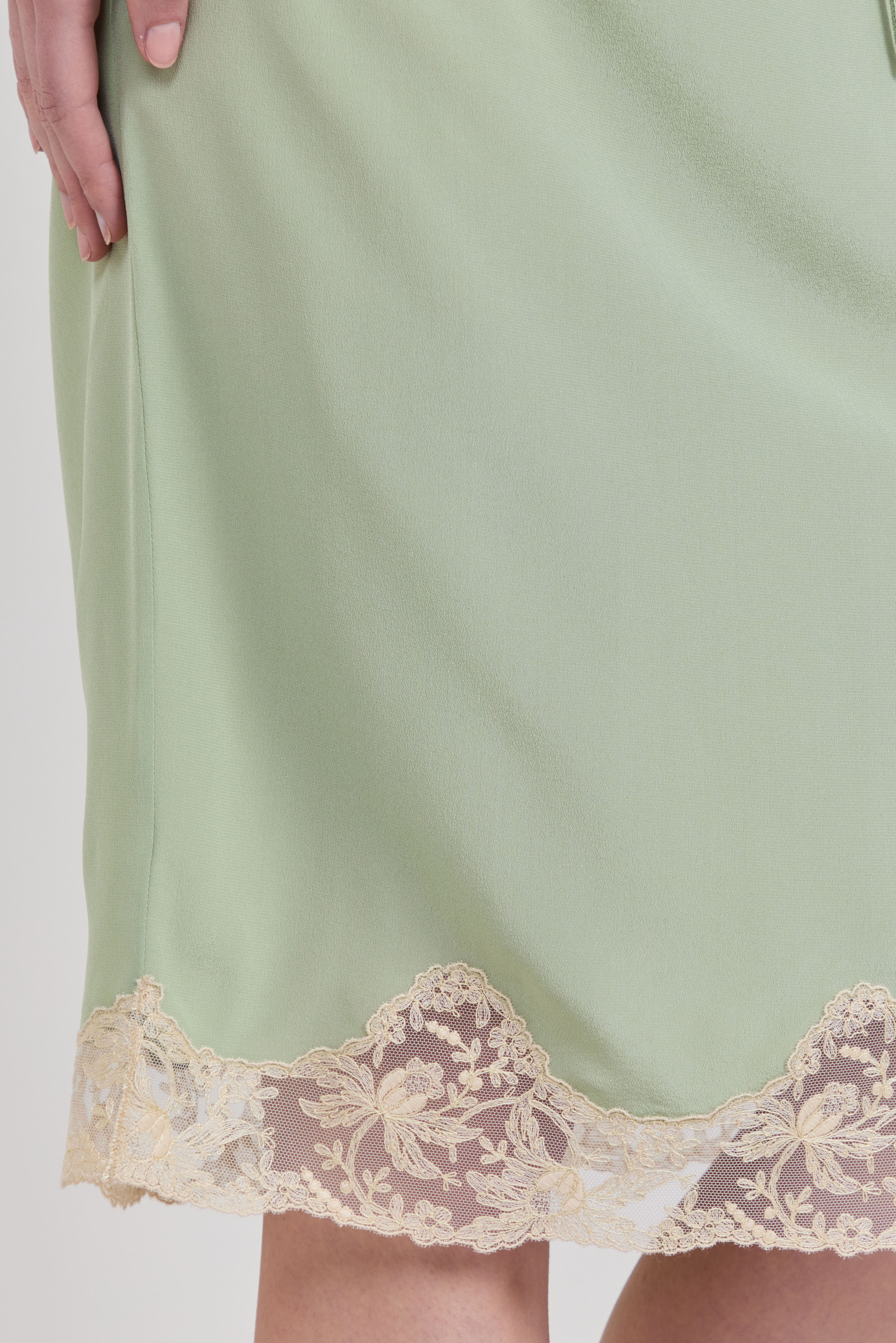 תמונת תקריב דוגמן של חצאית מידי תחרה